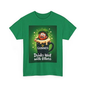 Bebe bem com os outros Duende bêbado rastejando para fora da cerveja Guinness Pint Dia de São Patrício Irlanda irlandesa Trevos engraçados Camiseta para beber imagem 6