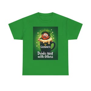 Bebe bem com os outros Duende bêbado rastejando para fora da cerveja Guinness Pint Dia de São Patrício Irlanda irlandesa Trevos engraçados Camiseta para beber imagem 7