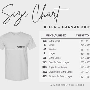 Puede incluir: Una camiseta blanca con una tabla de tallas para camisas Bella + Canvas 3001. La tabla enumera las medidas del pecho en pulgadas para las tallas XS a 5XL. El texto "Size Chart" est&aacute; en la parte superior de la imagen.