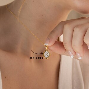 Regalo del día de las madres, collar con colgante inicial, collar con encanto de oro y esmalte blanco, collar con letras, regalo de cumpleaños para ella, regalo personalizado