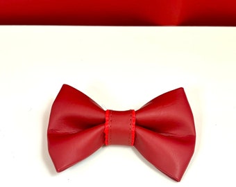 Nœud papillon en cuir rouge élégant pour chiens et chats - Cadeau parfait pour les animaux de compagnie - Pas d'inclinaison - convient à toutes les tailles et toutes les largeurs de collier