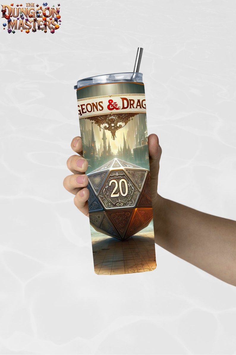 Puede incluir: Un vaso de acero inoxidable con pajita, con un dise&ntilde;o de fantas&iacute;a. El vaso muestra el texto "Dungeons & Dragons" y una ilustraci&oacute;n detallada de un dado de veinte caras con el n&uacute;mero 20. El dise&ntilde;o incluye un paisaje urbano y un mapa.