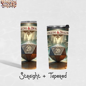 Puede incluir: Dos vasos de acero inoxidable con tem&aacute;tica de fantas&iacute;a. Los vasos presentan un dado grande y detallado de veinte caras con el n&uacute;mero 20. El fondo muestra un paisaje urbano con las palabras "Dungeons & Dragons". El texto "Straight + Tapered" est&aacute; debajo.