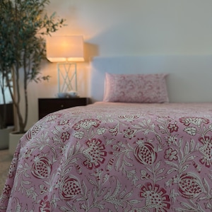 Sábana bajera ajustable o plana con estampado floral rosa (tamaños King y Queen disponibles) con 2 fundas de almohada