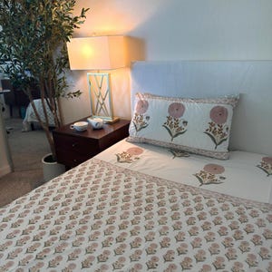 Sábana liviana con estampado a mano en bloque, plana o ajustable, con diseño de dalias color melocotón (tamaños disponibles: King, Cal King, Queen y Twin) con 2 fundas de almohada