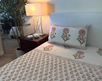 Vlak of passend, handgeblokt, perzikkleurig dahlia lichtgewicht laken (King, Cal King, Queen, twee maten beschikbaar) met 2 kussenslopen