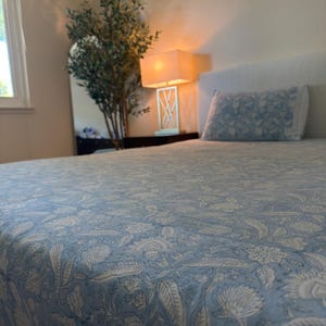 Sábana ajustable o plana de algodón percal con diseño floral azul Jaipuri de estilo vintage (tamaños King y Queen disponibles) con 2 fundas de almohada