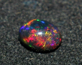 AAAAA kwaliteit natuurlijke zwarte opaal cabochon edelsteen + Welo Fire zwarte opaal + handgemaakte ovale vorm opaal + oktober geboortesteen edelsteen, maat 7x5 MM.