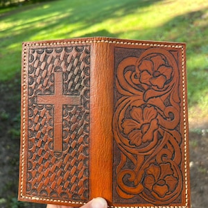 Cartera de cuero artesanal, elaborada con cuero flor de alta calidad.