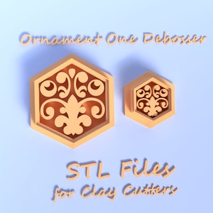 Può includere: Due stampini per argilla esagonali di colore arancione stampati in 3D con un motivo floreale decorativo. Il testo "Ornament One Debosser" e "STL Files for Clay Cutters" è visibile nell'immagine.