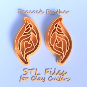 Könnte beinhalten: Zwei orangefarbene Plastik-Ausstecher in Form von Pfauenfedern mit einem Herzdesign. Der Text "Peacock Feather" und "STL Files for Clay Cutters" ist im Bild sichtbar.