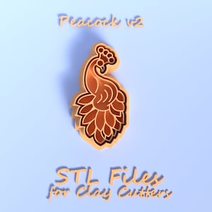 Puede incluir: Un cortador de arcilla con forma de pavo real impreso en 3D en tonos marrones y beige, con el texto "Peacock v2" y "STL Files for Clay Cutters" en un estilo manuscrito. El cortador está sobre un fondo azul claro.