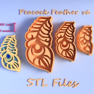 Könnte beinhalten: Vier verschiedene Größen von 3D-gedruckten Plätzchenausstechern in Form von Pfauenfedern. Die Ausstecher sind orange und haben ein detailliertes Design. Der Text "Peacock Feather v6" und "STL Files" ist auf dem Bild zu sehen.