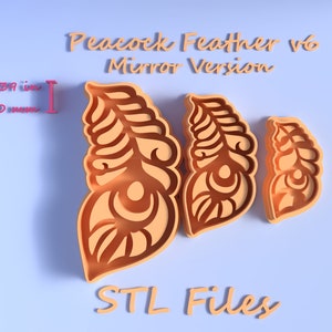 Può includere: Tre tagliabiscotti in plastica arancione a forma di piuma di pavone di diverse dimensioni. Il tagliabiscotti più grande è alto 6 cm. Il testo "Peacock Feather v6 Mirror Version" e "STL Files" è visibile nell'immagine.