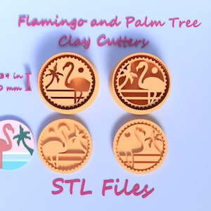 Può includere: Quattro tagliabiscotti in argilla arancione a forma di fenicotteri e palme. I tagliabiscotti hanno un diametro di 3,5 cm. Il testo "Flamingo and Palm Tree Clay Cutters" e "STL Files" è visibile nell'immagine.