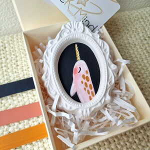 Narwhal Pink Gold - Dipinto acrilico, Mini cornice in gesso, Isola, Dipinto da appendere al muro, Unicorno Oceano