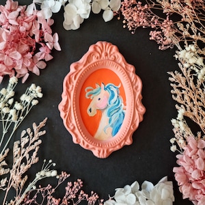 Oranje paard - Acryl schilderij, Mini gipsframe, Fantasiedier, Zoet, Schilderij om aan de muur te hangen, Barok frame, Wit paard, Cadeau