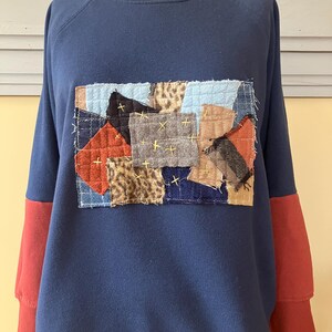 Omarbetad lapptäckes-tröja – Scrappy Reclaimed Fabrics & Brodery, Unik eko-chic (Medium)
