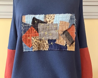 Sudadera patchwork reelaborada – Telas recicladas y bordados, prenda única de estilo eco-chic (Mediana)