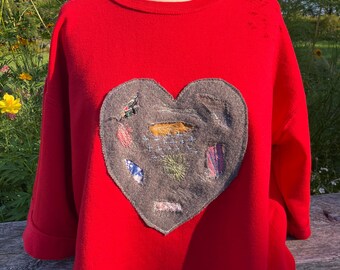 Suéter desgastado con corazón deshilachado y rediseñado