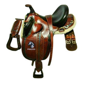 Puede incluir: Una silla de montar de cuero marrón con asiento negro y estribos. La silla de montar presenta herramientas decorativas y la palabra "FRAZZO" con un logotipo de cabeza de caballo. La silla tiene una parte inferior de piel de oveja y herrajes de latón.