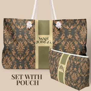 Könnte beinhalten: Ein Set aus Tragetasche und passender Tasche. Die Taschen haben ein dunkles Grau mit einem sich wiederholenden Muster in Hellbraun. Die Tragetasche hat weiße Seilgriffe und den Text "MAH JONGG". Die Tasche hat die Initialen "BN". Der Text "SET WITH POUCH" steht unten.