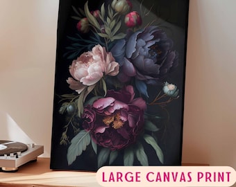 Puede incluir: Una impresión grande en lienzo con un ramo floral oscuro con peonías rosas, moradas y burdeos. Las flores están dispuestas en un jarrón y sobre un fondo negro. "LARGE CANVAS PRINT" está impreso en rosa en la parte inferior de la imagen.