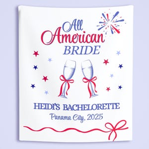 Puede incluir: Bandera rectangular blanca con el texto "All American Bride" en rojo y azul. Se presentan dos copas de champán con lazos rojos, junto con estrellas y fuegos artificiales rojos y azules. También se incluye el texto "Heidi's Bachelorette Panama City, 2025".