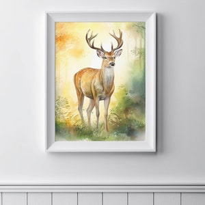 Puede incluir: Una pintura de acuarela de un ciervo de pie en un bosque. El ciervo es marr&oacute;n con manchas blancas y tiene grandes cuernos. El fondo es un amarillo y verde suave.