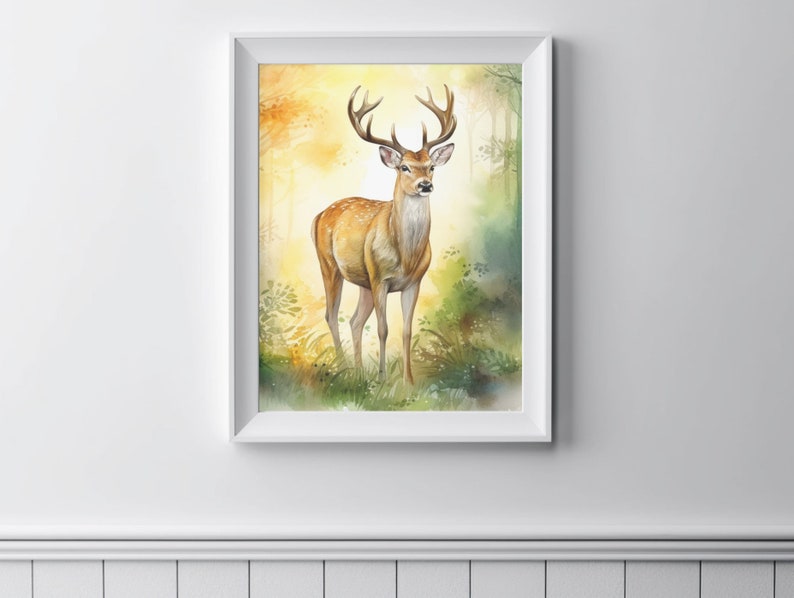Puede incluir: Una pintura de acuarela de un ciervo de pie en un bosque. El ciervo es marr&oacute;n con manchas blancas y tiene grandes cuernos. El fondo es un amarillo y verde suave.