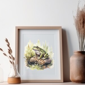 Puede incluir: Una pintura de acuarela de una rana verde sentada en una roca en un entorno de bosque. La rana tiene un cuerpo verde claro con manchas verde oscuro y una roca marr&oacute;n claro.