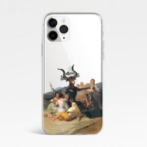 Puede incluir: Una funda transparente para teléfono con una impresión de una pintura que representa a un grupo de personas reunidas alrededor de una figura de cabra con cuernos y una corona de hojas. La escena se desarrolla en un paisaje con un suelo arenoso.
