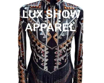 Könnte beinhalten: Schwarze Showjacke mit geometrischem Muster in Braun-, Weiß- und Silbertönen. Die Jacke hat einen Fransenbesatz und der Text "LUX SHOW APPAREL" ist auf der Vorderseite aufgedruckt.