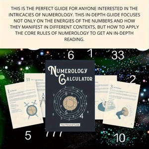 Op de afbeelding: Een donkerblauw boek met de titel "Numerologie Calculator" met een cirkelvormig diagram op de omslag, omringd door pagina's met tekst en illustraties. De afbeelding bevat de nummers 1, 2, 5, 6, 10, 11 en 33, en de tekst "Your Personal Guide."