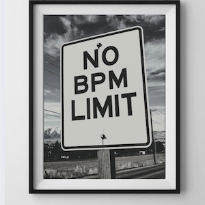 Peut inclure: Impression encadrée en noir et blanc d'un panneau routier indiquant "NO BPM LIMIT". Le panneau blanc avec texte noir est fixé sur un poteau en bois. L'arrière-plan montre un ciel nuageux et un paysage rural.