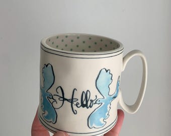 Taza de cerámica vintage: Hello Day Doves, interior de lunares suizos