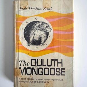 Puede incluir: Portada de libro vintage de "The Duluth Mongoose" de Jack Denton Scott. La portada presenta una ilustración en blanco y negro de una mangosta dentro de un círculo, sobre un fondo de ondas naranjas y rosas. El título está en negrita negra.