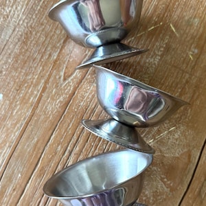 Conjunto de 3 taças de vinho contemporâneas em aço inoxidável cromado prateado, estilo meados do século XX. Super chiques!