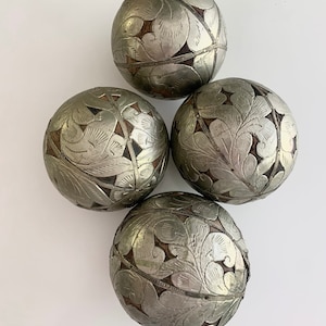 Esfera de madeira com estampa floral prateada em relevo: objeto de arte decorativa indiana