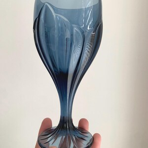 Par de taças de vinho vintage em cristal azul. Bem estilo anos 80 com um toque art déco.
