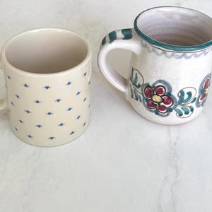 Taza de café vintage de los años 80 con diseño de corazones y flechas azules. Hecha en Japón / Cerámica artesanal de Berkshire con borde festoneado. ¡Estilo cottagecore!