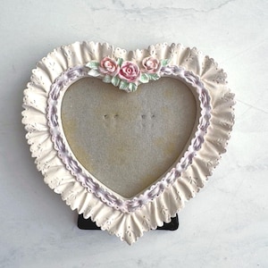 vintage 80’s heart shaped ivory ceramic picture frame with roses, ribbons & bows. Nancy Meyers meets Coquette shabby chic vibes!