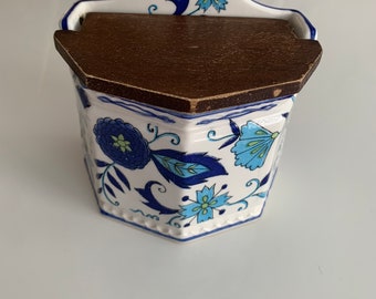 Vintage-Salzdose mit Holzdeckel und wunderschöner blauer Blumenkeramik