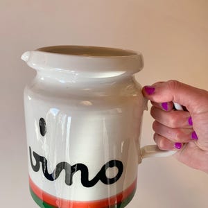 Jarra de vino de cerámica vintage con rayas italianas clásicas. Sería ideal para guardar vino para recibir invitados o como regalo.