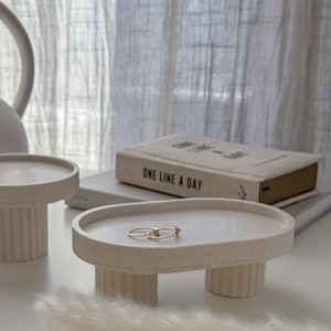 Juego de bandejas minimalistas con pedestal: plato redondo y ovalado con base acanalada, expositor de joyas con patas, decoración neutra para mesa de centro, un toque moderno para el hogar.