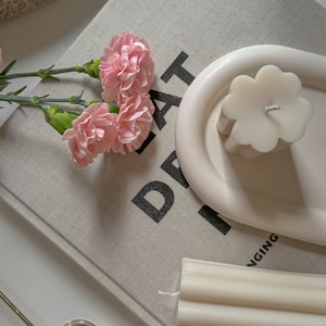 Daisy flower pillar candle | aesthetic flower candle | vegan | handmade | coconut wax | premium home decor | minimalist decor
