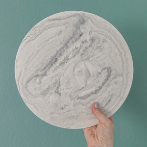 Plateau XXL | plateau rond | plateau en marbre | esthétique | jesmonite | décoration d'intérieur | idées cadeaux | cadeau pour elle