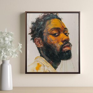 Könnte beinhalten: Gerahmtes Porträt einer Person mit dunklem Bart und kurzen, dunklen Haaren. Das Porträt ist mit einer Palette aus Gelb-, Orange- und Brauntönen gemalt. Die Person trägt ein helles Hemd. Das Kunstwerk wird an einer weißen Wand ausgestellt.