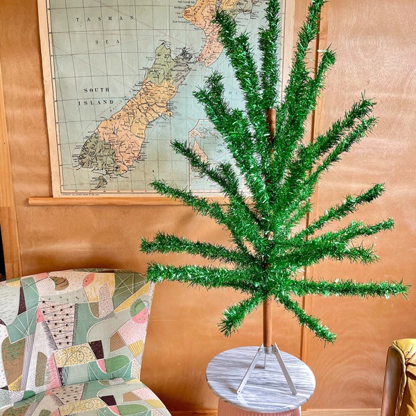 Arbre de guirlande vert scintillant moderne du milieu du siècle atomique - arbre de Noël scintillant en aluminium vintage