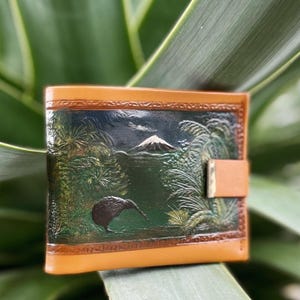 Cartera de cuero pintada a mano con kiwi de Nueva Zelanda, monte Taranaki y helechos plateados - cartera vintage